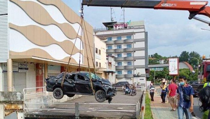 Daihatsu Terios terjun jurang di Jl Teuku Umar, Nagoya Batam, Kepulauan Riau