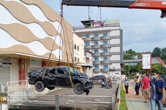 Daihatsu Terios terjun jurang di Jl Teuku Umar, Nagoya Batam, Kepulauan Riau