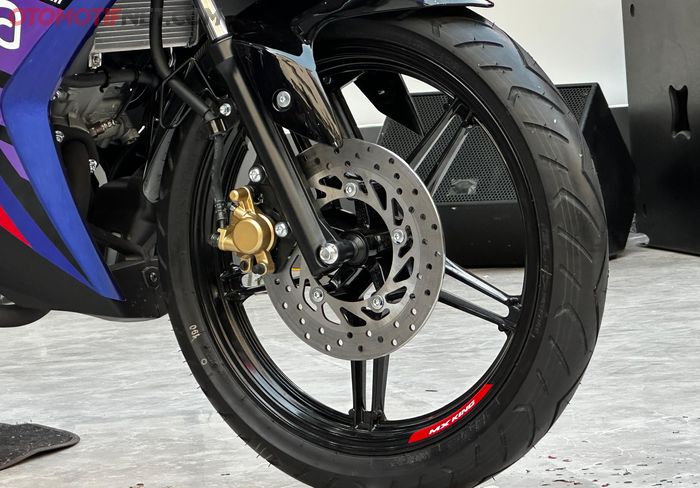 Yamaha MX King Prima Pramac di bagian pelek diberi sentuhan minimalis merah bertuliskan MX King