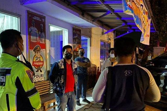 Kapolres Boyolali, AKBP Asep Mauludin berjaga-jaga di Pos Polisi Bangak, Sabtu malam (19/3/2022) 