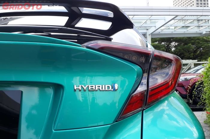 Emblem hybrid yang tersemat pada C-HR hybrid