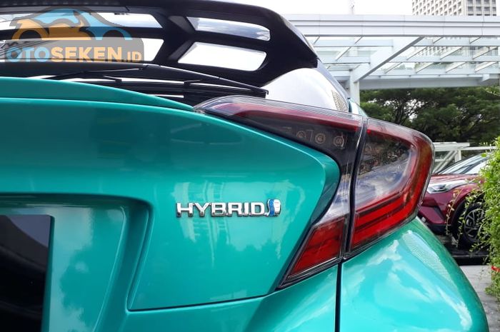 Emblem hybrid yang tersemat pada C-HR hybrid