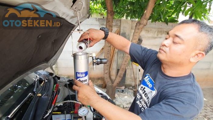 Fuel system cleaner dengan cara diinjek langsung ke saluran injektor.