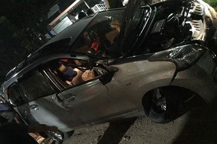 Toyota Avanza kecelakaan tunggal hajar pembatas jalan