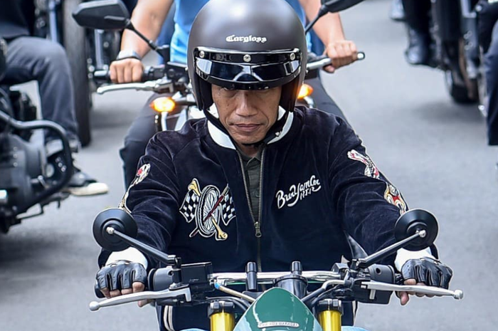 Jokowi memakai jaket Raw Type Riot x Bubur Ayam Racer saat riding di Bandung, Minggu (11/11/2018).
