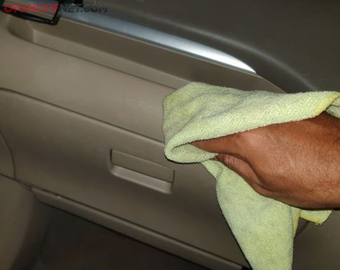 Ilsutrasi membersihkan panel plastik di interior