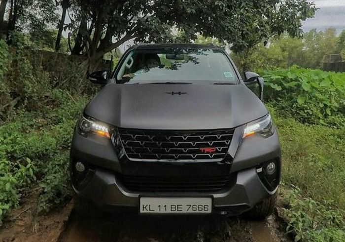 Toyota Fortuner dengan gril TRD