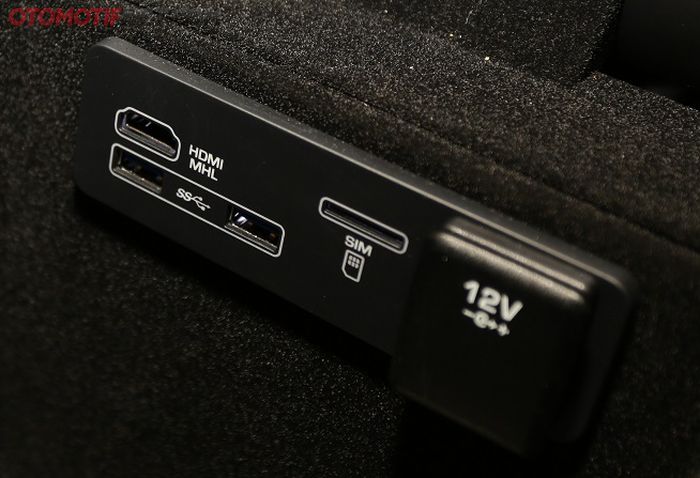 Ada koneksi HDMI yang dapat terpapar di layar infotainment
