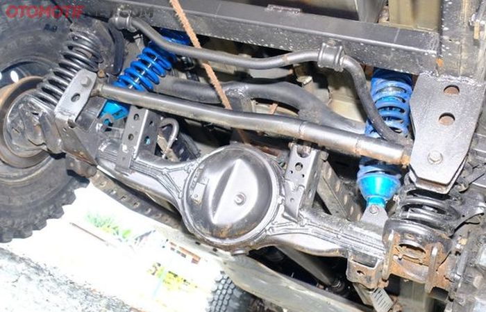 Kaki-kaki Ford Ranger T6 ini sudah diganti dengan gardan Toyota LC VX80