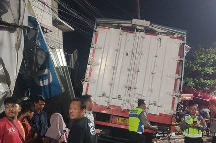 Truk Trailer mengalami rem blong di Semarang dan menghantam beberapa kendaraan dan warung hingga rusak parah