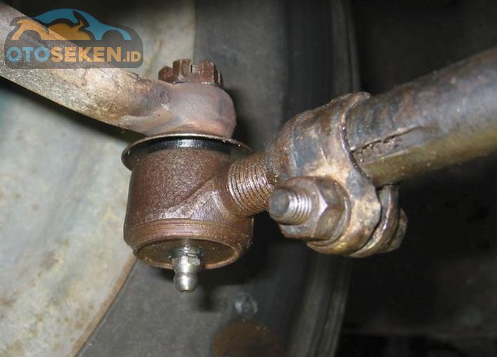 Ganti ban besar, paling sering dihajar adalah kaki-kaki, yang terdiri atas tie-rod, ball joint, disusul bearing dan kemudian as roda.