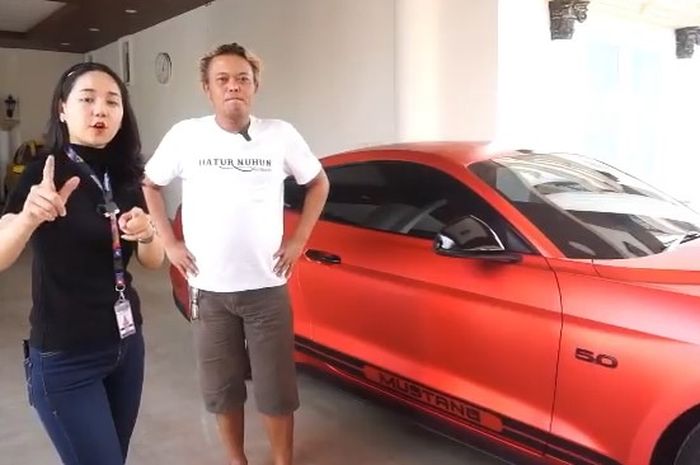Sule bersama Ford Mustang GT Fastback miliknya.