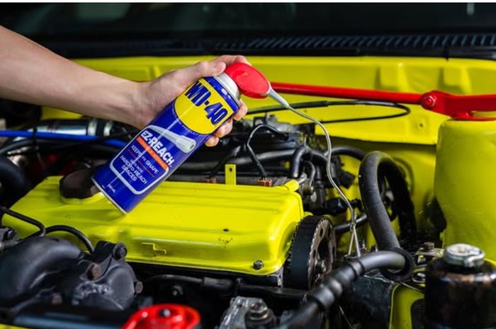 WD-40 dipakai sebagai pembersih komponen mesin kendaraan
