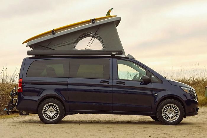 Mercedes-Benz Sprinter dengan atap pop-top