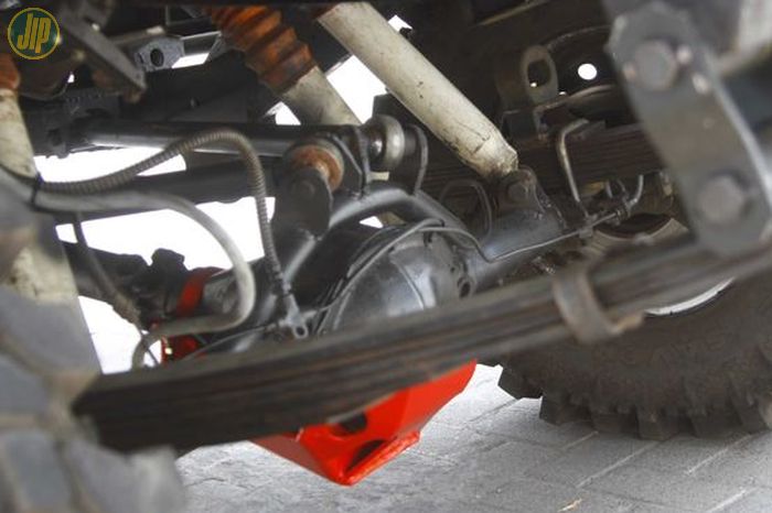 Gardan bawaan Mitsubishi Strada ditukar milik Jeep Cherokee. As roda diganti Chromoly bikinan Nitro, final gir 4,88 dan locker truetrac EATON di depan.