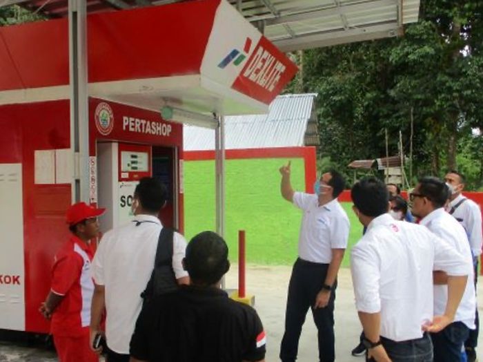 Komisaris Utama PT Pertamina (Persero) Basuki Tjahaja Purnama atau Ahok melakukan pemantauan penyaluran BBM di kampung halamannya di Belitung.
