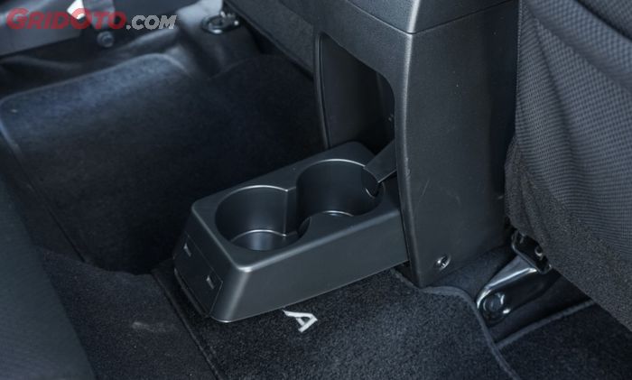 Di belakang konsol tengah Ayla, terdapat cup holder yang bisa dilipat