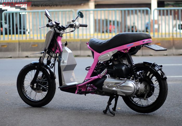 Rangka Suzuki Let's pakai warna pink karena identik dengan perempuan