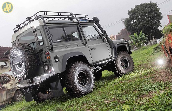 Tidak lupa Land Rover Defender custom ini dipasangi roofrack, ban Simex extreme trekker dengan pelek MRW Beadlock 