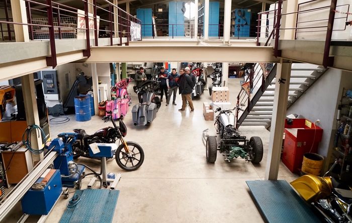 Workshop Fred Kodlin Motorcycles bersih dengan peralatan lengkap 