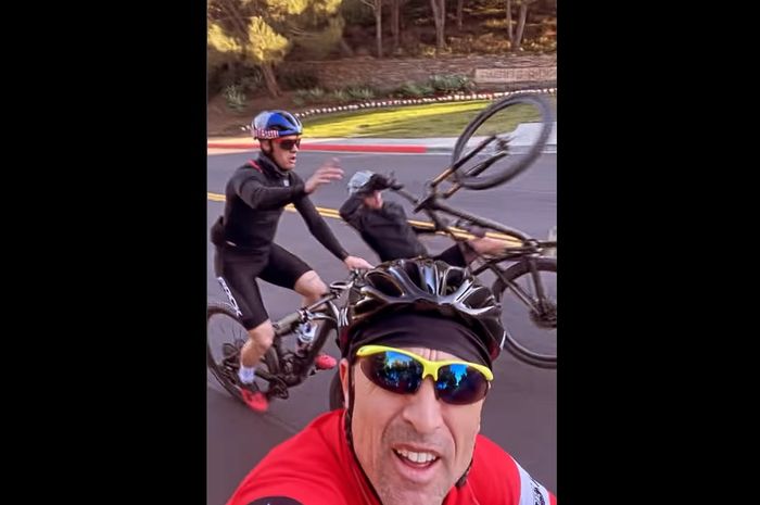 Fabio Quarararo crash saat coba wheelie pakai sepeda