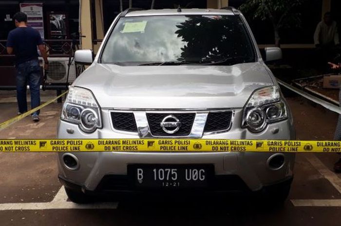 Mobil Nissal X-Trail bernopol B 1075 UOG yang hilang di rumah keluarga yang ditemukan tewas di rumah