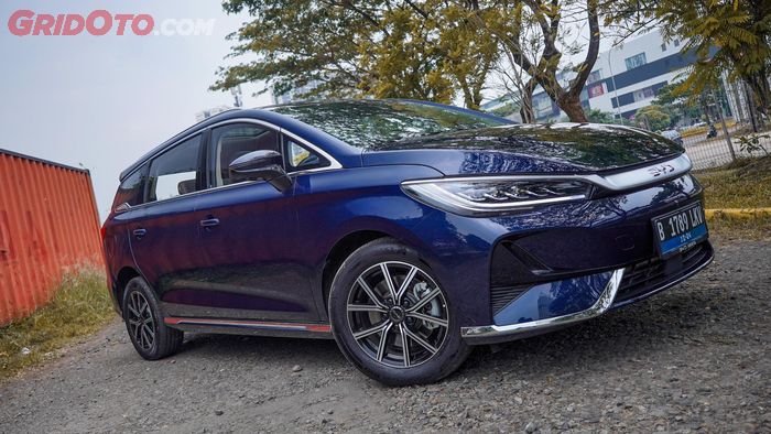 BYD M6 raih gelar The Best Medium MPV EV OTOMOTIF Award 2025