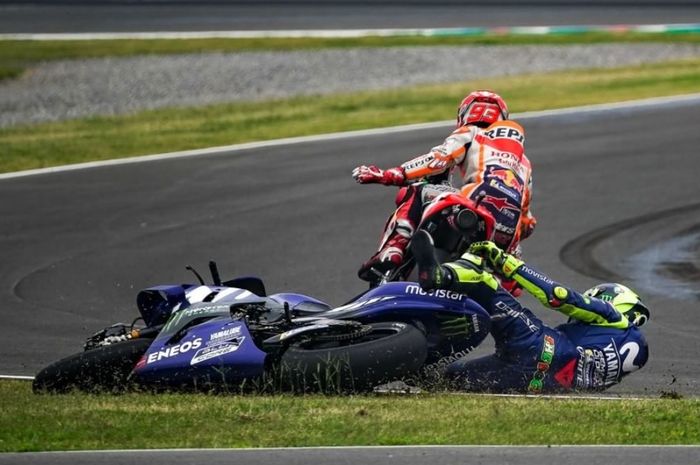 Marc Marquez senggol Valentino Rossi hingga crash