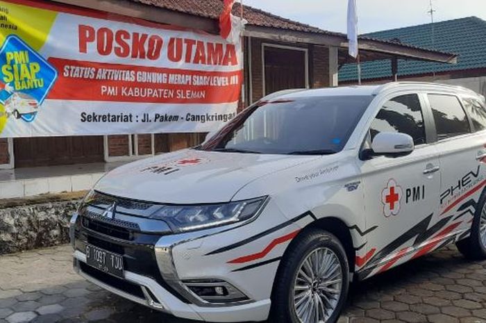 Satu unit Mitsubishi Outlander PHEV yang diperbantukan pada PMI di posko penjagaan di kaki Gunung Merapi