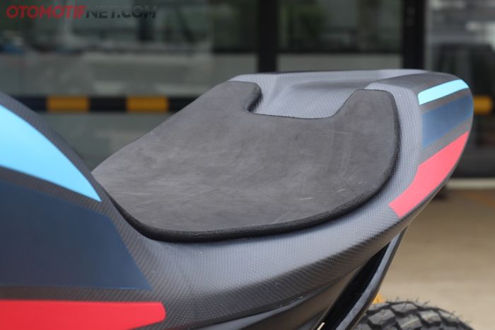 Jok G 310 R ini ganti matras setebal 2 mm saja