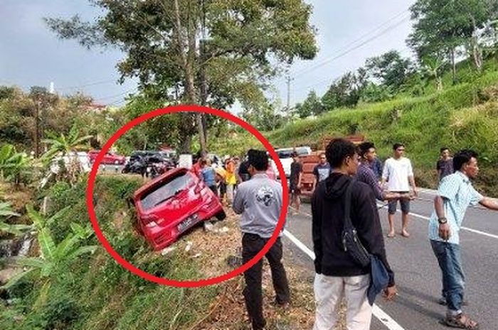 Dalam lingkaran merah Toyota Agya miring di bibir jurang jalan raya Solo-Tawangmangu, desa Nglebak, Tawangmangu, Karanganyar
