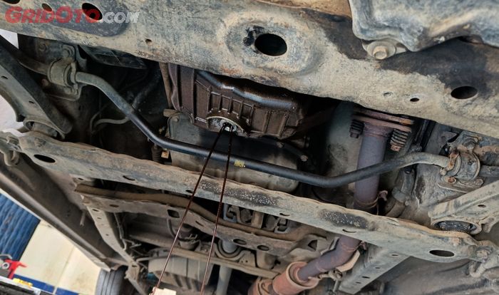 Proses ganti oli mesin mobil