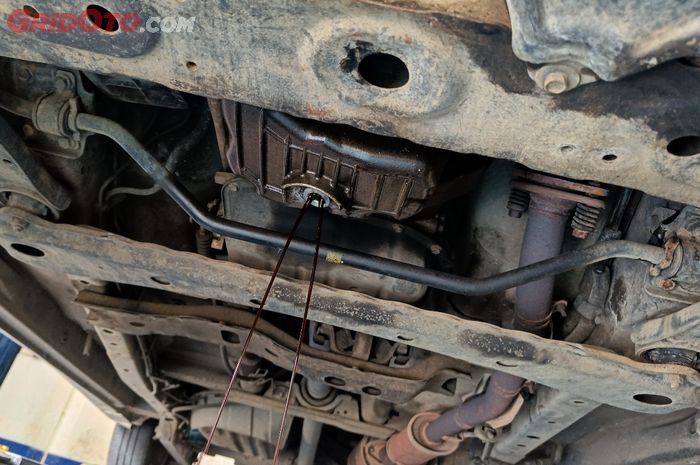 Proses ganti oli mesin mobil