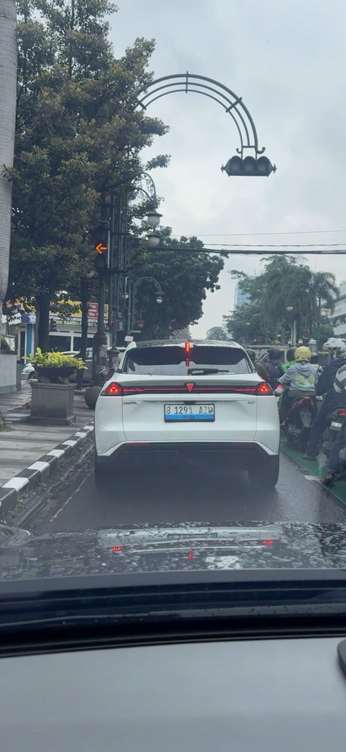 Melewati jalan yang padat di kota Bandung