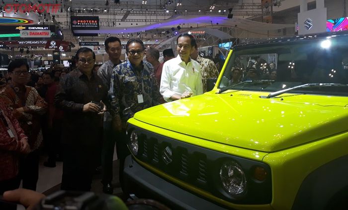 Presiden Jokowi bersama Soebronto Laras berfoto di  depan Jimny
