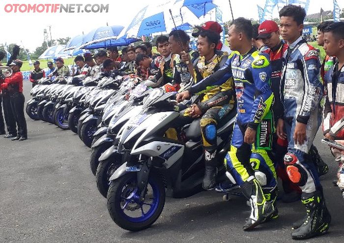 Para pembalap mengikuti upacara pembukaan Yamaha Cup Race 2019 Medan