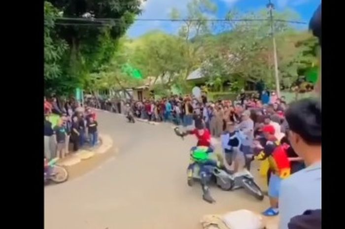 Kesuruhan warnai balap motor road race di sirkuit Galonta, Enrekang, Sulawesi Selatan (11/9)