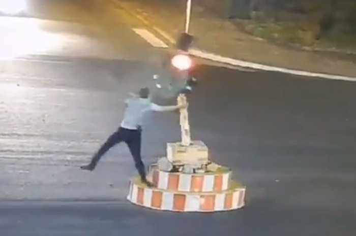 Seorang pria kesal dengan lampu lalu lintas yang tak kunjung berwarna hijau