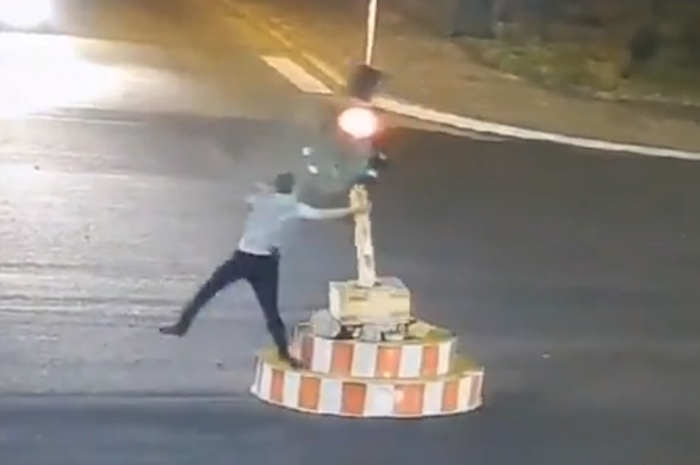 Seorang pria kesal dengan lampu lalu lintas yang tak kunjung berwarna hijau