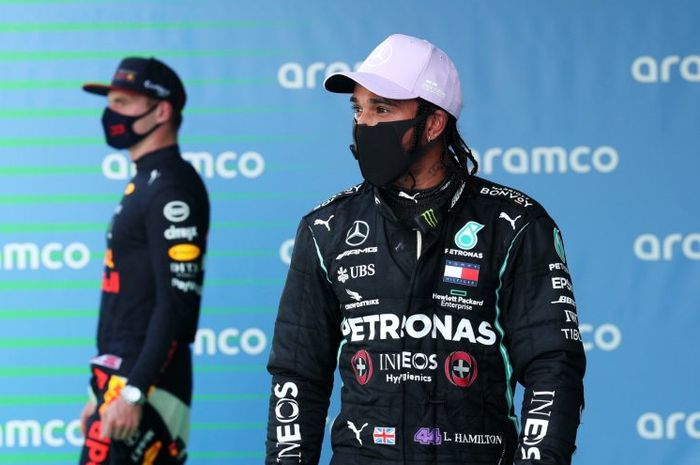 (ilustrasi) Max Verstappen (kiri) dan Lewis Hamilton (topi putih)
