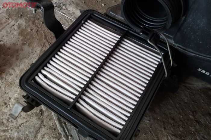 Filter udara di mobil bekas perlu dicek dan diganti jika sudah terlalu kotor 