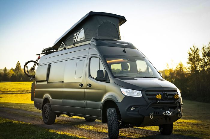 Mercedes-Benz Sprinter motorhome buatan Benchmark Vehicle, Amerika