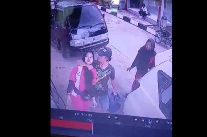 Petugas SPBU dipiting pria bertopi, kejadiannya terekam CCTV