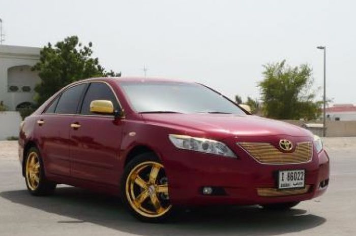 Toyota Camry pakai aksesoris emas