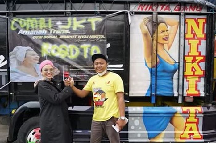 Nikita Mirzani bersama Arif Albakri, asal Pemalang, Jawa Tengah di samping truk.
