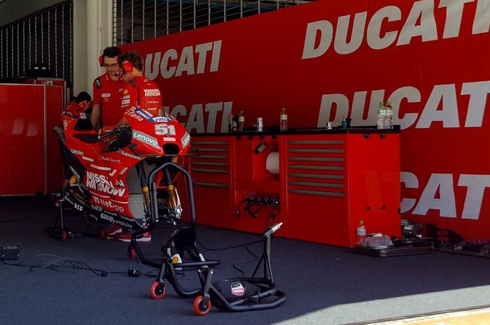 Kru tim Ducati tengah mempersiapkan motor untuk Michele Pirro pada shakedown test di sirkuit Sepang, Malaysia