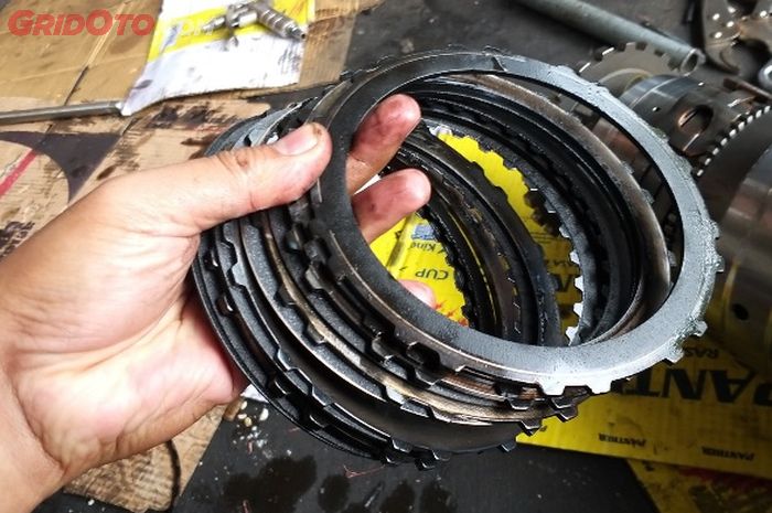 Ilustrasi plat kopling mobil bekas transmisi matik yang sudah aus.