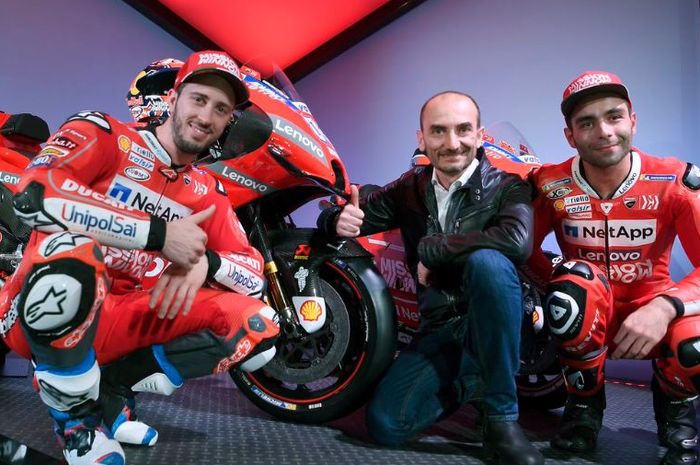 CEO Ducati, Claudio Domenicali (tengah) bersama dua pembalapnya, Andrea Dovizioso (kiri) dan Danilo Petrucci (kanan)