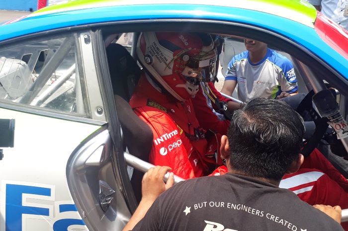 Sean Gelael bersiap memacu mobil Porsche 911 di Sirkuit Sentul