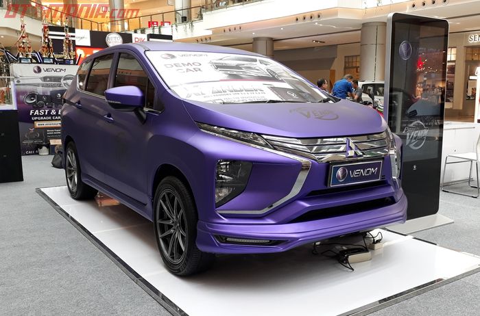Mitsubishi Xpander tampil lebih bergairah dengan wrapping sticker ungu dan body kit custom